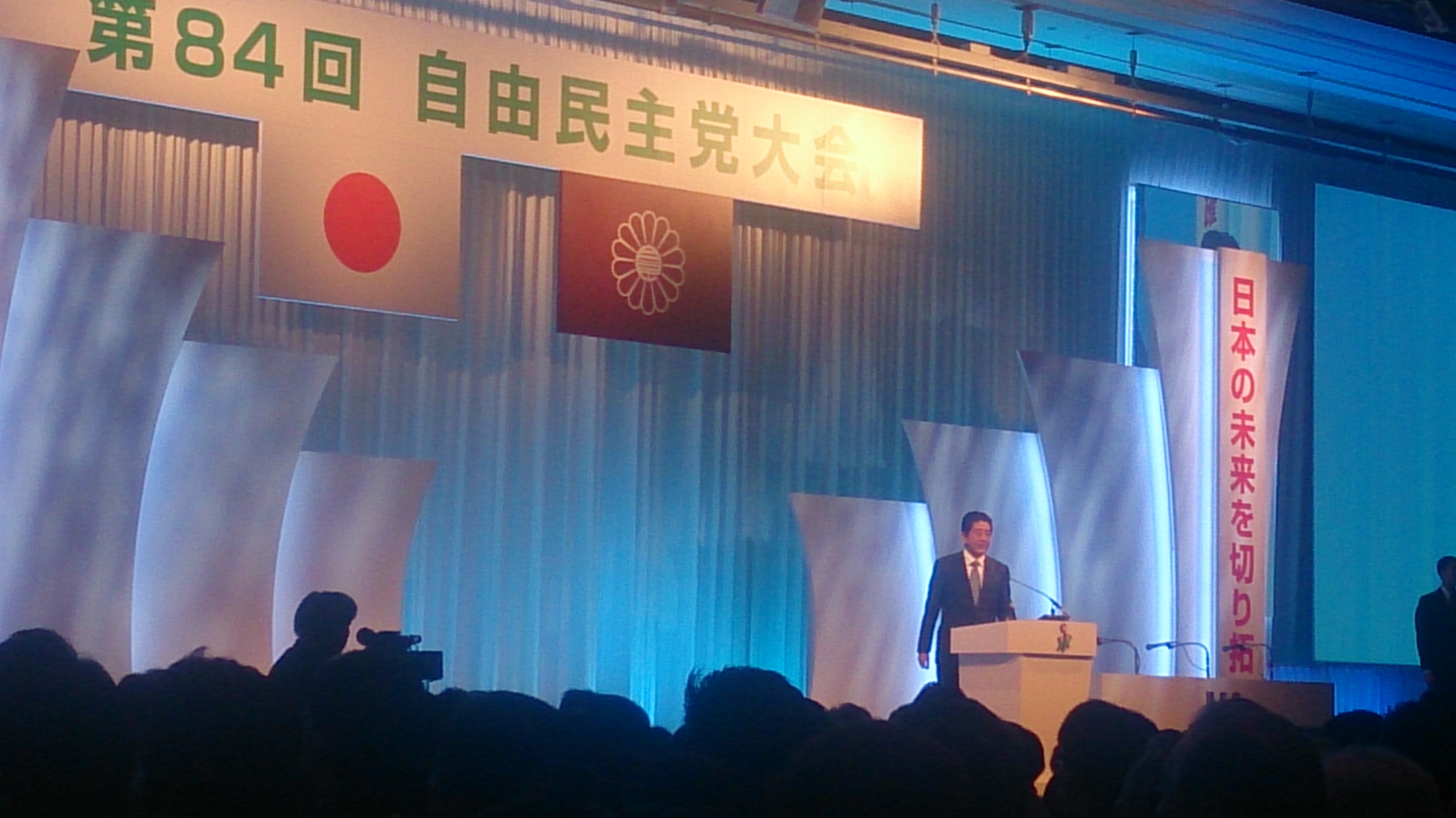 白 フレンチ アイボリー ホワイト アンティーク調 インテリア カントリー ソファー サイドボード 花柄 高級 アメリカ シャビーシック クラシック おしゃれ かわいい 木製 収納 収納家具 食器収納 靴 チェスト ディスプレイ リビング キッチン 玄関 ホールテーブル Paula